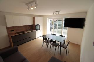 Elegant Retreat Stylish Apartment - - 8
