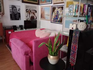Sofabed -shared apartment -Fashion&Music 15 min to Center Ladies only - 0