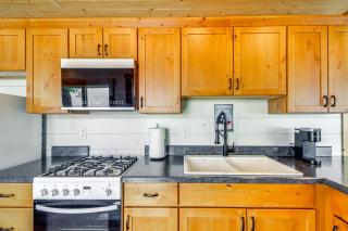 Lake Hubert Cabin with Private Deck and Boat Dock - 2