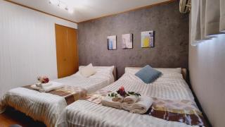 0M04 15 mins walk to Dotonbori Shinsaibashi 401 - 8