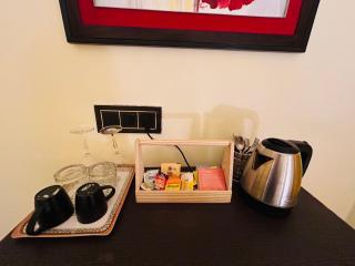 The Yellow House - Couple's Getaway in Gomti Nagar- 1 BHK - 4