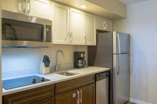 Tropical 1BD vacation condo in beautiful resort setting with pool amenities to enjoy - 2