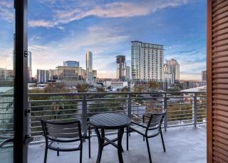 See all Austin has to offer in this Studio Apt with pool and gym onsite - Austin - 1