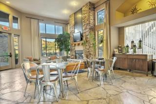 Enjoy the beautiful setting with your family in this 2BD condo with resort amenities - Phoenix - 3