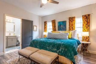 Southtown 3BR Cowboy Pool, Playset, Riverwalk, BBQ, Firepit, Big Yard — Downtown San Antonio - 1