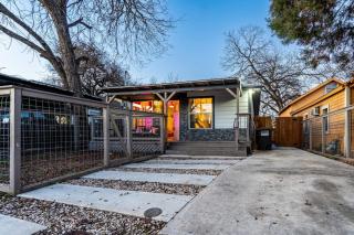 Southtown 3BR Cowboy Pool, Playset, Riverwalk, BBQ, Firepit, Big Yard — Downtown San Antonio - 4