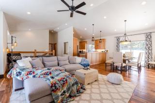 CHALET LU - Modern Luxury 4 bed 2.5 bath Chalet by Lake Baron in South Lake Tahoe - South Lake Tahoe - 0