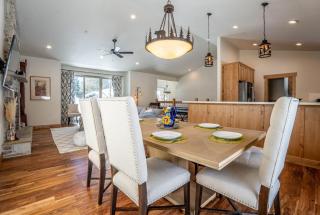 CHALET LU - Modern Luxury 4 bed 2.5 bath Chalet by Lake Baron in South Lake Tahoe - South Lake Tahoe - 4
