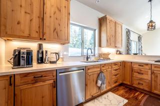 CHALET LU - Modern Luxury 4 bed 2.5 bath Chalet by Lake Baron in South Lake Tahoe - South Lake Tahoe - 1