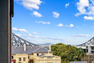 Bright 1-Bed with Great Views & Amenities - 1