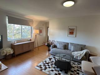 Cute & Light-filled Apartment - near Liverpool CBD - Liverpool - 2