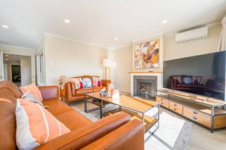Three-Bedroom Home in Somerville - Auckland - 7
