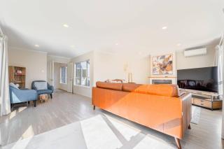 Three-Bedroom Home in Somerville - Auckland - 5