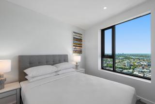 Chic High Rise 2-Bed with Incredible Skyline Views - Melbourne - 4