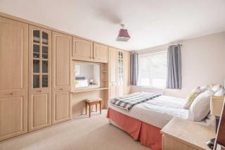 7 Sleeper Cosy Home in Windsor Parking & Legoland - 8