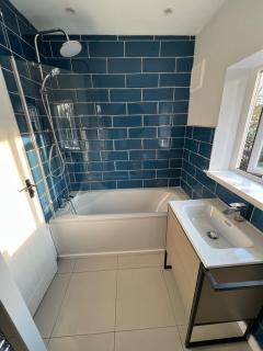 Comfortable 3 bed house in central location, Stevenage - Stevenage - 5
