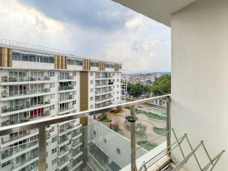2 BR Family Suite, Netflix, Pool View - Bandung - 5