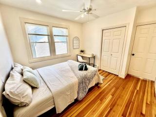 Modern Apartment - 3 Bedrooms, 2 Bathrooms - 4