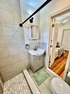Modern Apartment - 3 Bedrooms, 2 Bathrooms - 1