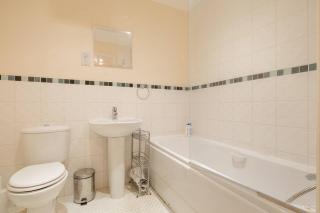 2 BR flat next to Train Station & Gated Parking - Cambridge - 1