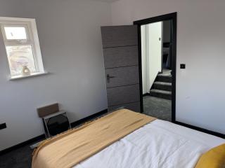 Apartment Sleeps 5 with Free Parking - 4