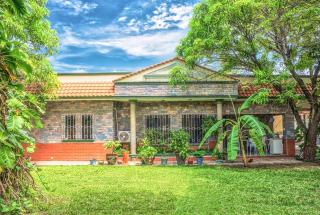 Casa grande y privada, jardín & estacionamiento - 0