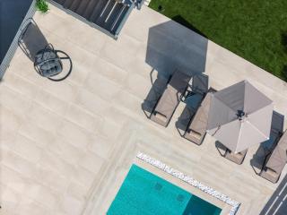 Garde Villa, with Private Pool, BBQ & Playground, By ThinkVilla - Roumelí - 3