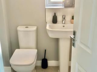 Spacious 4-Bed House Close to City Centre - 6