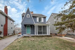 The Huron Charmer-4 BD and Yard - 4