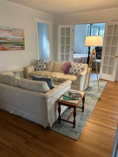 Suzy Q's Cozy Downtown Retreat - 0