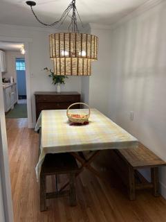 Suzy Q's Cozy Downtown Retreat - 7