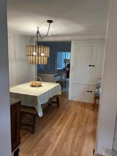 Suzy Q's Cozy Downtown Retreat - 5