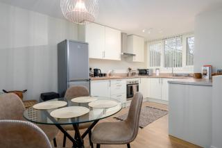 GuestReady - Spacious retreat at Grange Park - London - 1