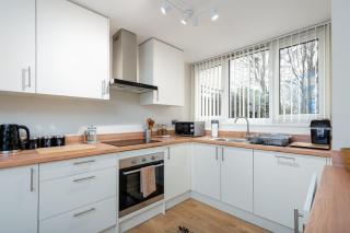 GuestReady - Spacious retreat at Grange Park - 4