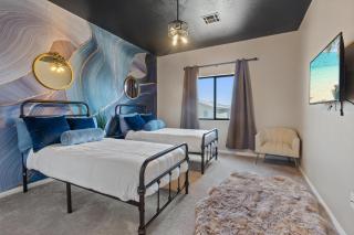 King Size Suite Modern home sleeps 8 Pool Access - Las Vegas - 0