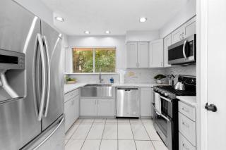 Pet Friendly - Q2 & Domain - King Bed - Pool Table - 4
