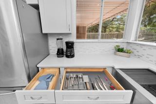 Pet Friendly - Q2 & Domain - King Bed - Pool Table - 2