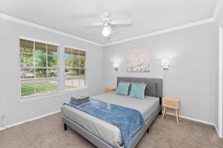 Pet Friendly - Q2 & Domain - King Bed - Pool Table - 8