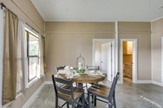 Quiet Lake Gladewater Getaway with Dock and Kayaks! - 5