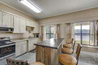 Quiet Lake Gladewater Getaway with Dock and Kayaks! - 1