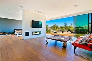 Impeccable Modern Mansion in Beverly Hills Flats - 2