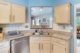 Lovely Austin Home with Deck and Greenbelt Access! - Austin - 2