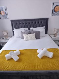 SHM Stays M6 J7 Free Parking Great for Long or Short Term Stays 10 min Drive to City Centre & M5 Bus Stop and Shops outside Property - Birmingham - 8
