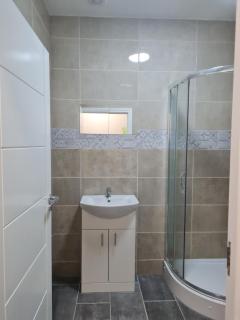SHM Stays M6 J7 Free Parking Great for Long or Short Term Stays 10 min Drive to City Centre & M5 Bus Stop and Shops outside Property - Birmingham - 4