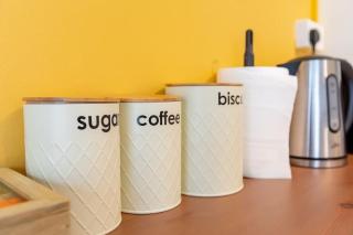 Charming studio with reading nook & city view - 1