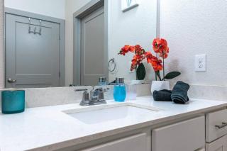 Beautiful RiverWalk Apt with Full Amenities, King Bed & Free Parking - San Antonio - 3