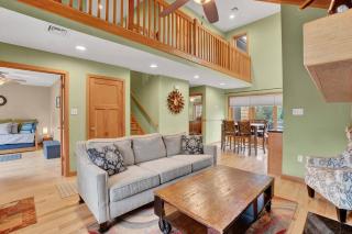 mountain cabin in Lake harmony - walk or drive to BB SKI and Lake, JACK FROST Ski mts with POOL, BEACH, LINENS, TOWELS, HOTTUB, GAMES, GRILL - Lake Harmony - 5