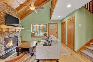 mountain cabin in Lake harmony - walk or drive to BB SKI and Lake, JACK FROST Ski mts with POOL, BEACH, LINENS, TOWELS, HOTTUB, GAMES, GRILL - Lake Harmony - 2