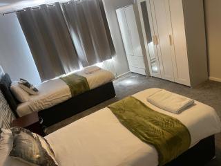 Basildon 3 bed house for 8 guests- free private driveway parking - 5