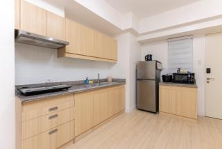 Skyview Casas 2BR Condominium with Balcony near LRT - Manille - 6